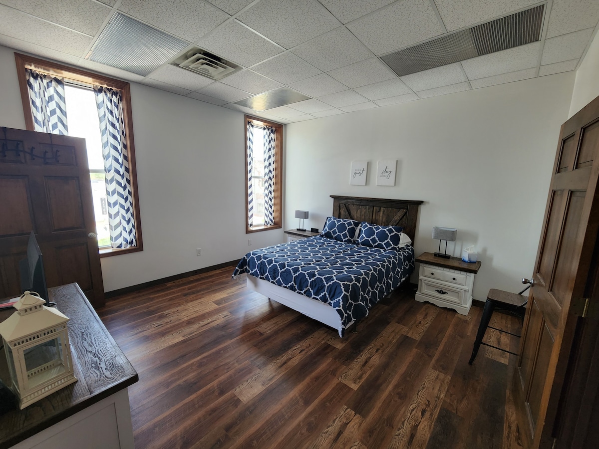 2间卧室，有2个卫生间，位于莫尔斯维尔（ Mooresville ）市中心