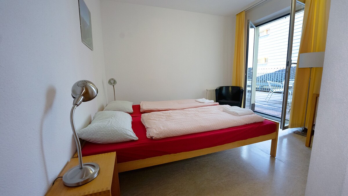 双人房，标准双人床和浴室| Locarno青年房东