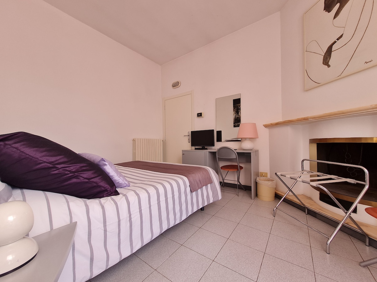 Comfort Room with Balcony in San Gimignano