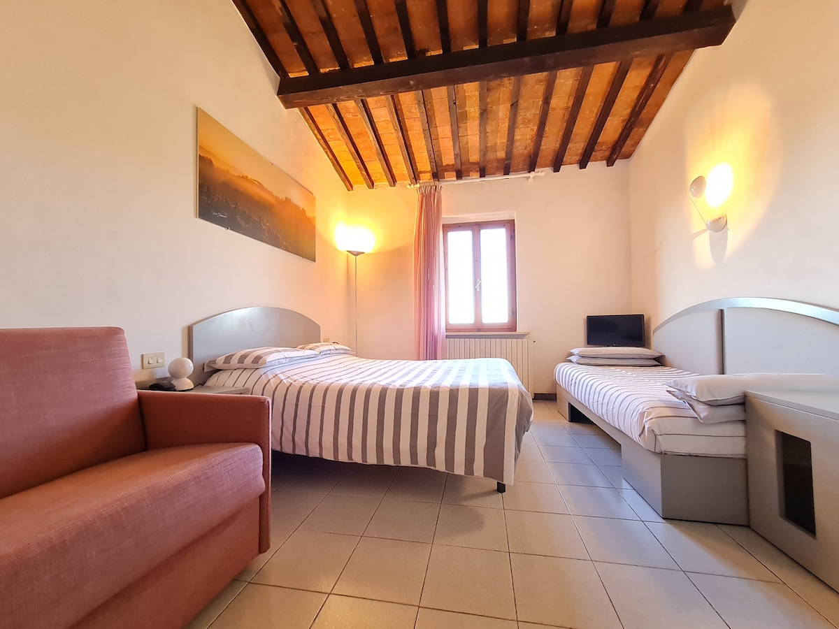 Quadruple room with Wi-Fi and TV in San Gimignano