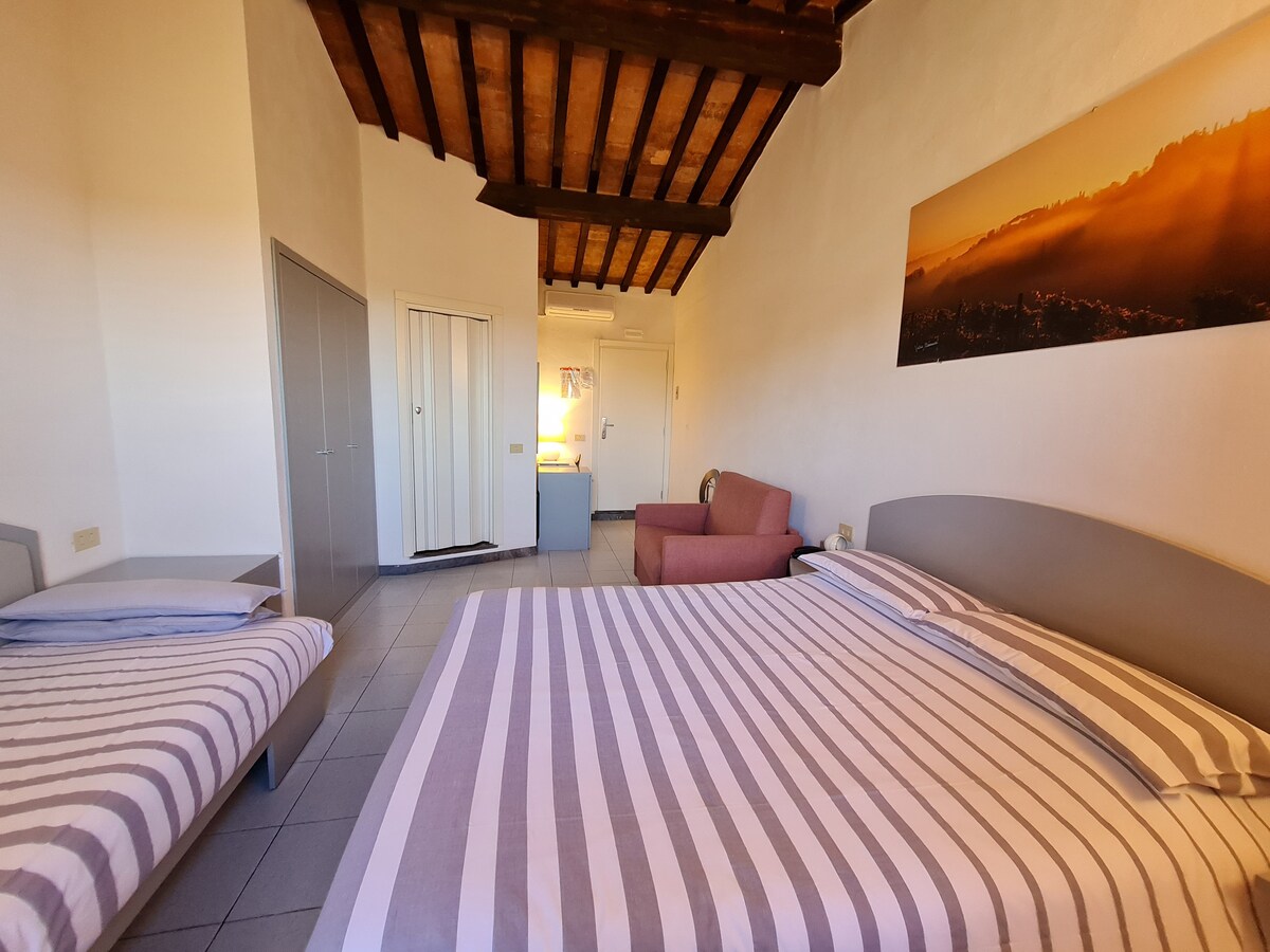 Quadruple room with Wi-Fi and TV in San Gimignano