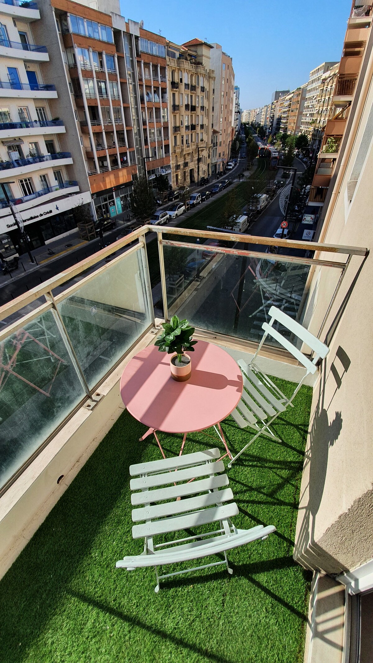 Charmant Studio avec balcon en étage élevé