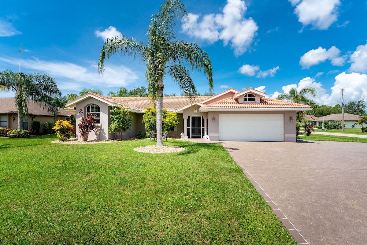 A Spacious & Relaxing Pool Side Retreat