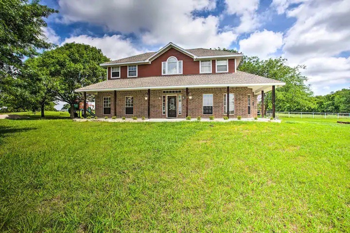 Family-Friendly Farmhouse w/ Pool & Patio McKinney