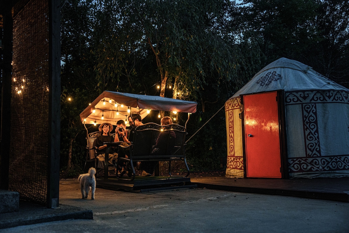 Yurt under the stars w/BBQ and Mini Golf, Pets ok!