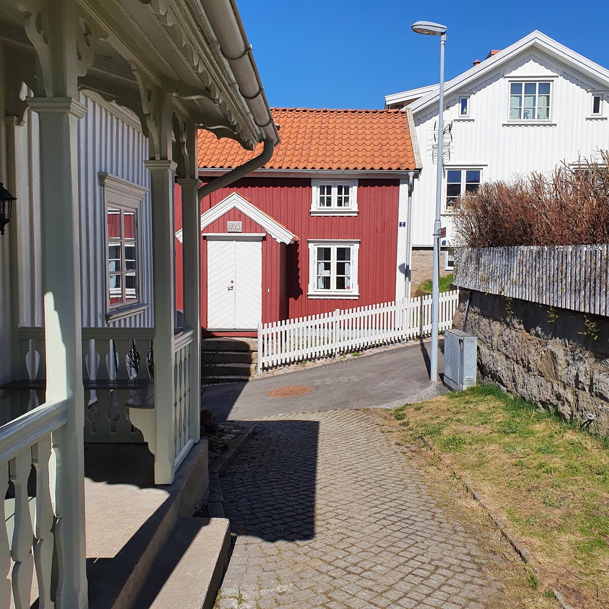 Unikt boende, hus från år 1795. Mitt i Grebbestad