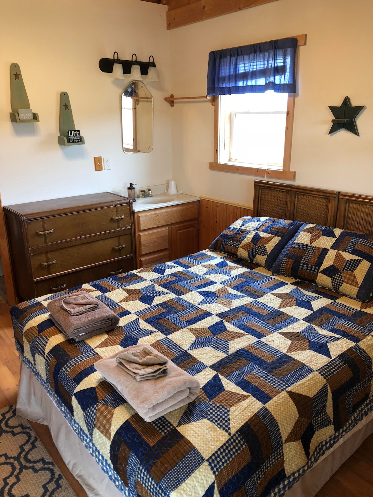 Kara Creek Ranch - Queen Bed Cabin (#9)
