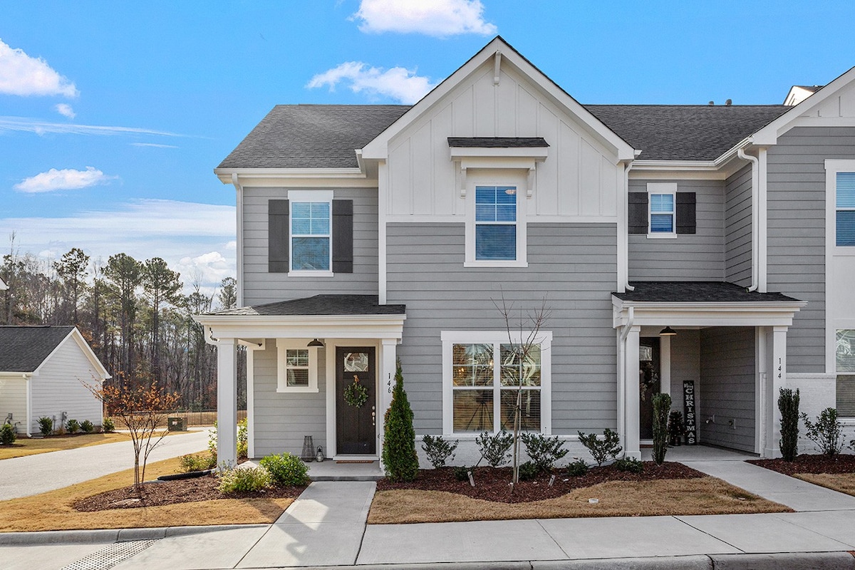 Contemporary Casa - Townhome with 2 Car Garage