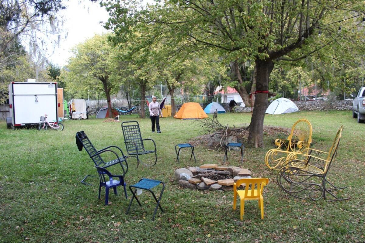 Campamento hermoso con fogatero