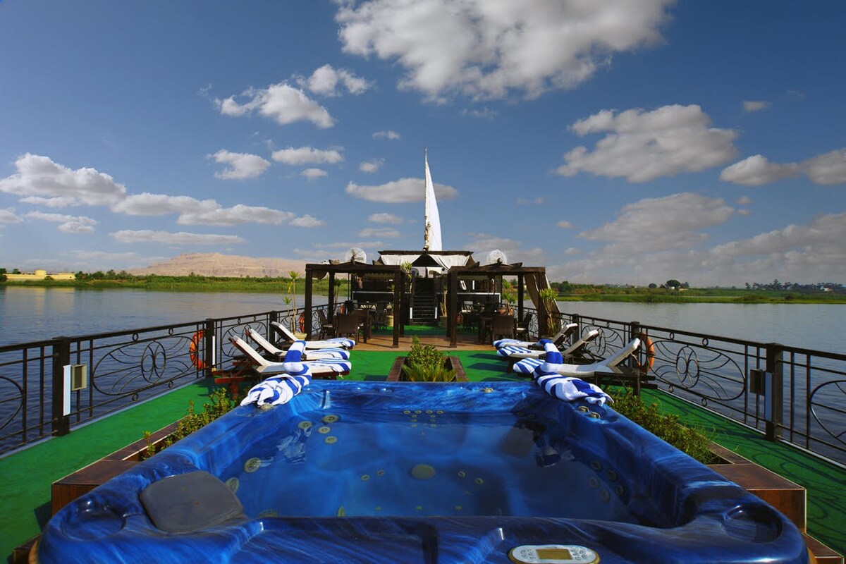 Nile Cruise in Deluxe Cabin + tour guide and chef