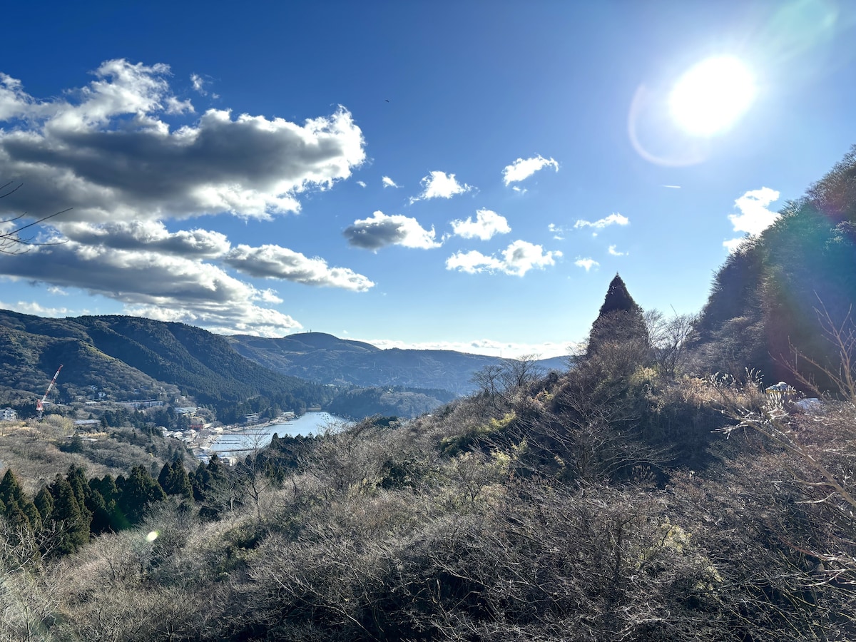 箱根の絶景を一望できる広々とした展望デッキ、BBQに最適な場所 | 鳥居、芦ノ湖の全景を一望-