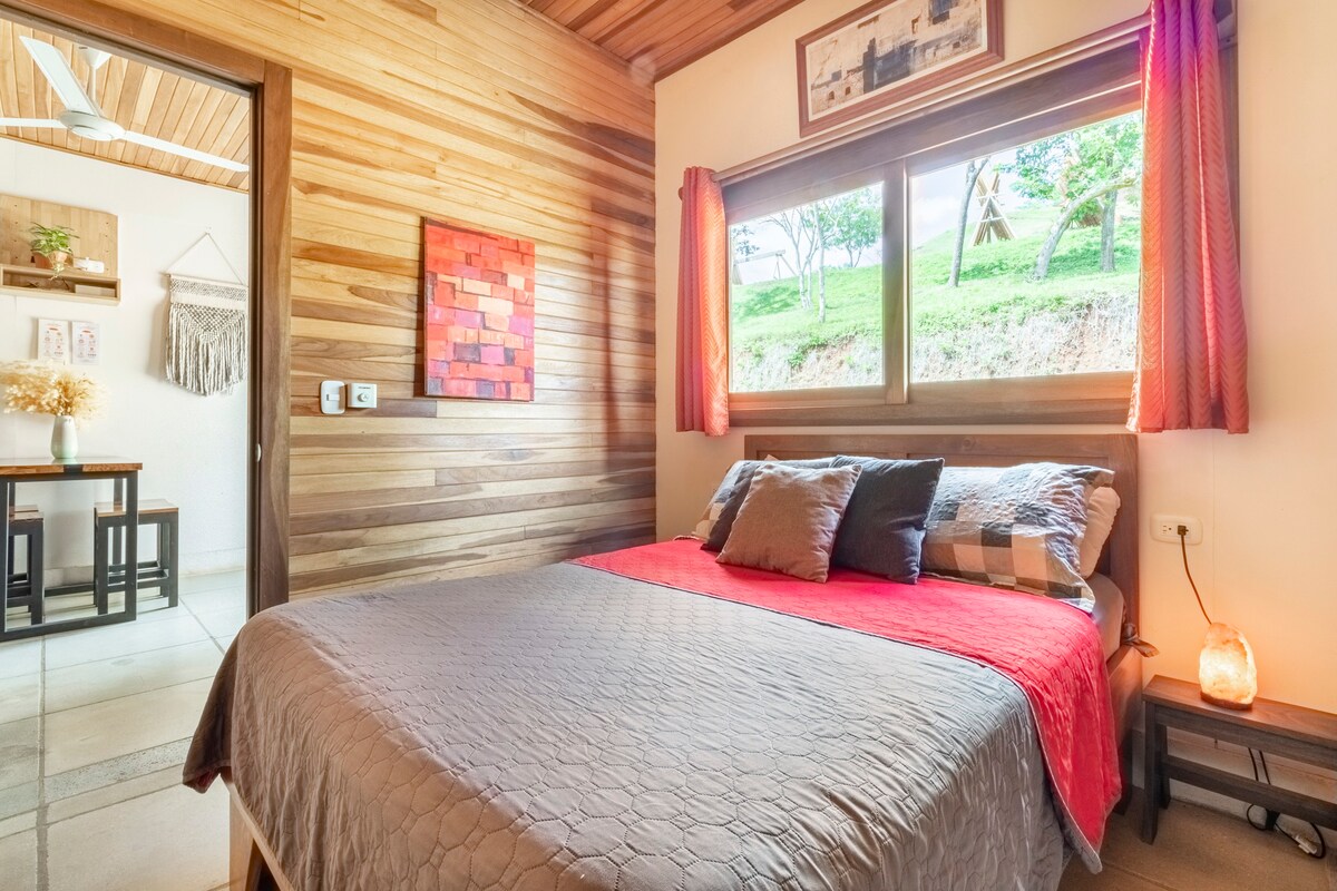 Cozy log cabin with parking, close to beaches