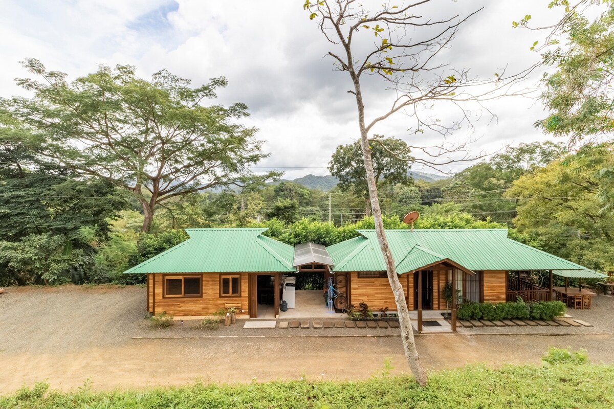 Cozy log cabin with parking, close to beaches