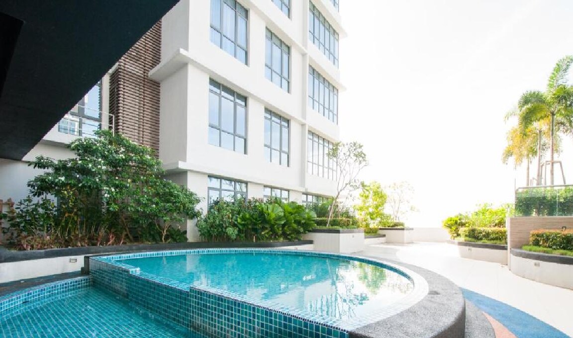 WATERFRONT CONDO WITH INFINITY POOL. 亚庇海滨公寓~无边海景泳池