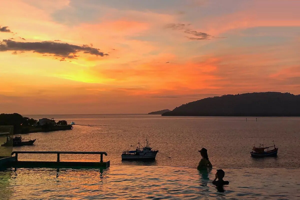 亚庇海滨公寓~无边海景泳池 WATERFRONT CONDO WITH INFINITY POOL.