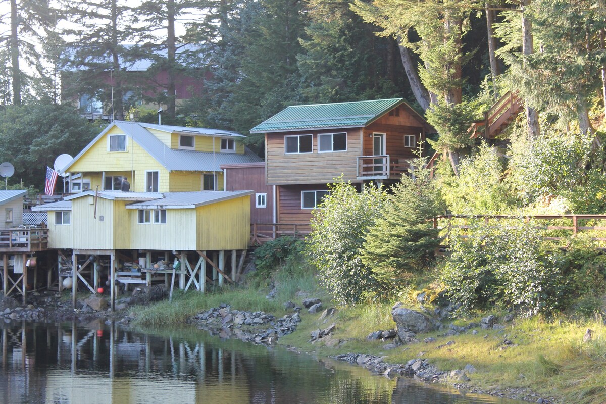 Elfin Cove的黄房子
