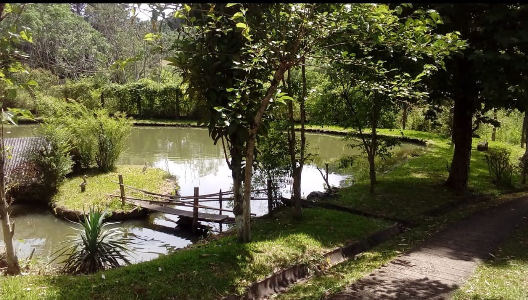 Cabana Rústica Adorável com Piscina