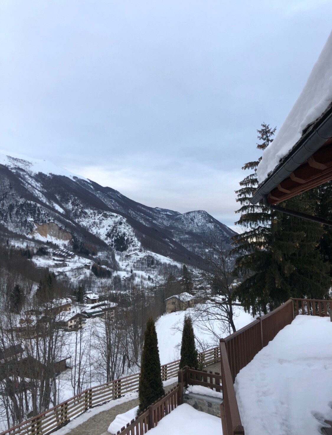 位于山坡上的现代新建度假木屋