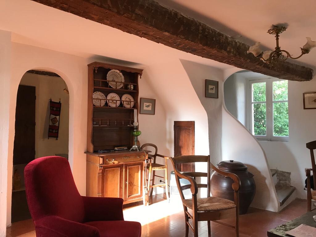 典型的普罗旺斯小村庄中的特色房屋