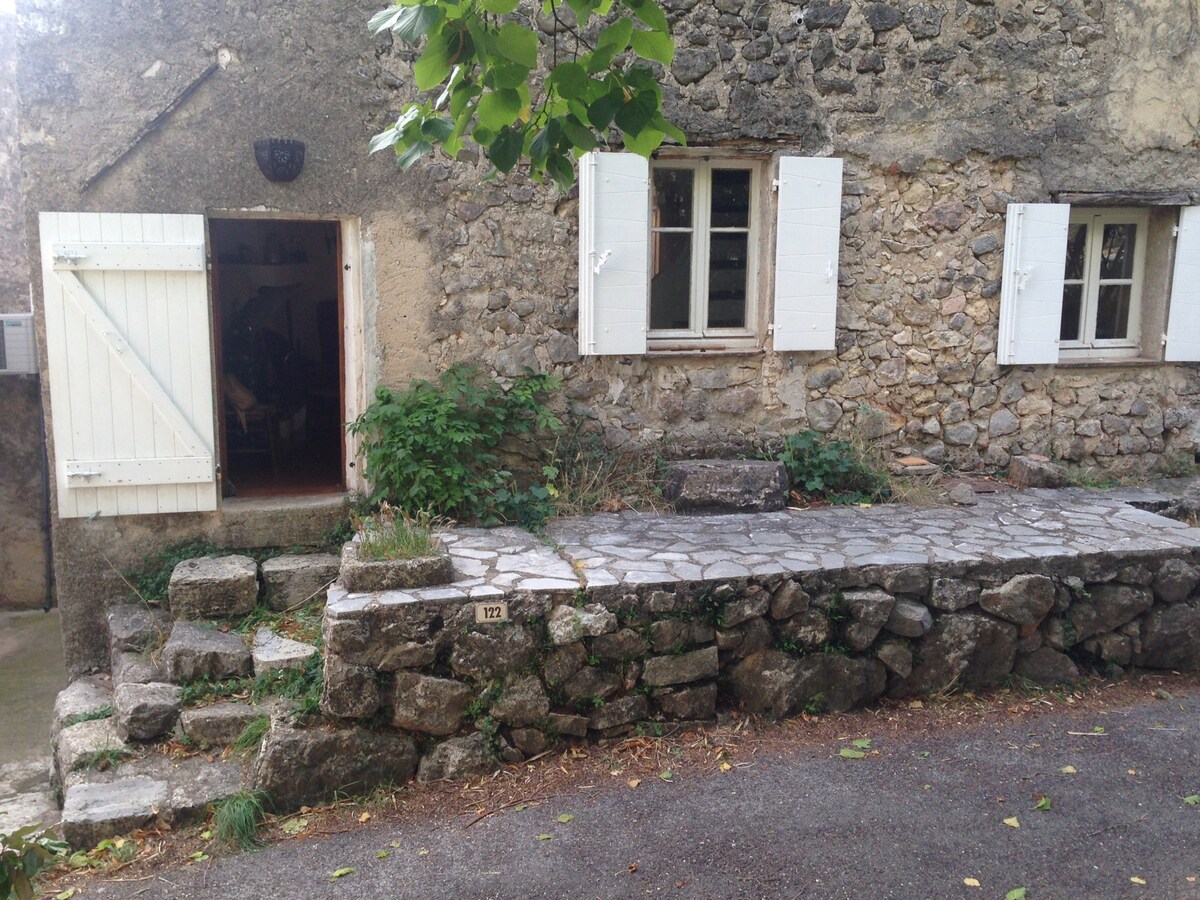 典型的普罗旺斯小村庄中的特色房屋