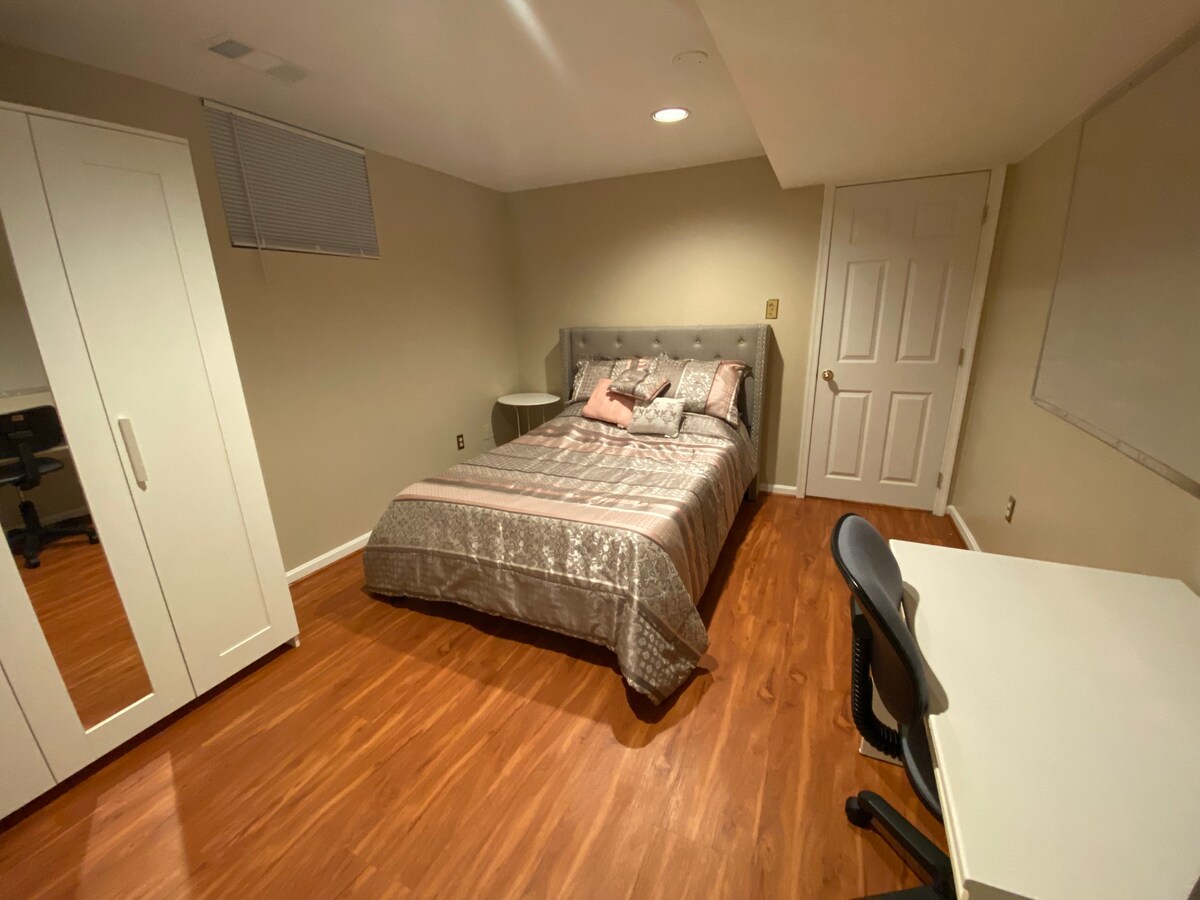 舒适的卧室，独立卫生间和免费停车位