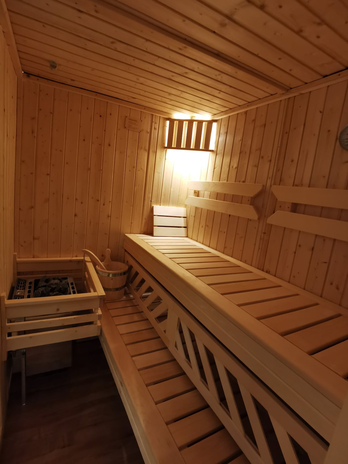 瑞典房屋，配有桑拿房、壁炉、游泳池和漩涡浴缸