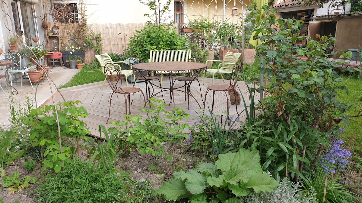 Maison très calme avec jardin en plein centre