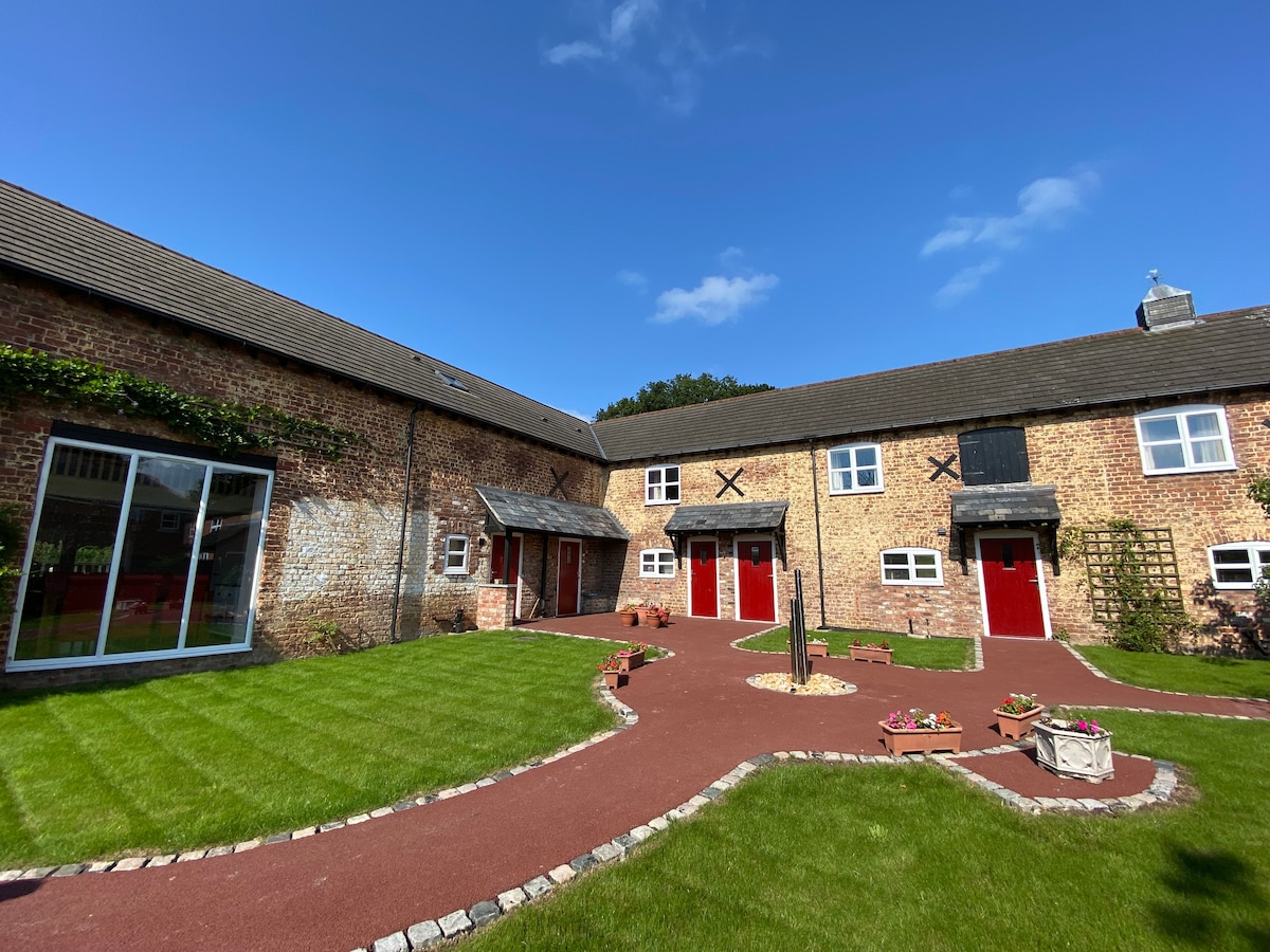 Peaceful, 2 bedroom barn conversion with hot tub 💧