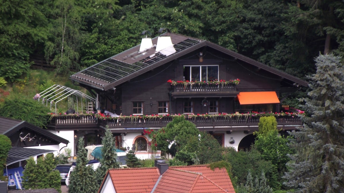 位于Chalet Burgblick Hüttenzauber的避难所-壁炉