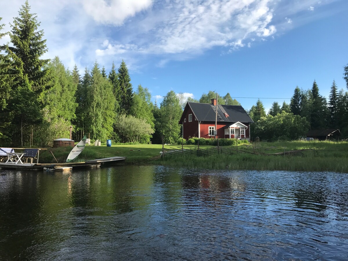 Bergslagen小湖畔天然小屋