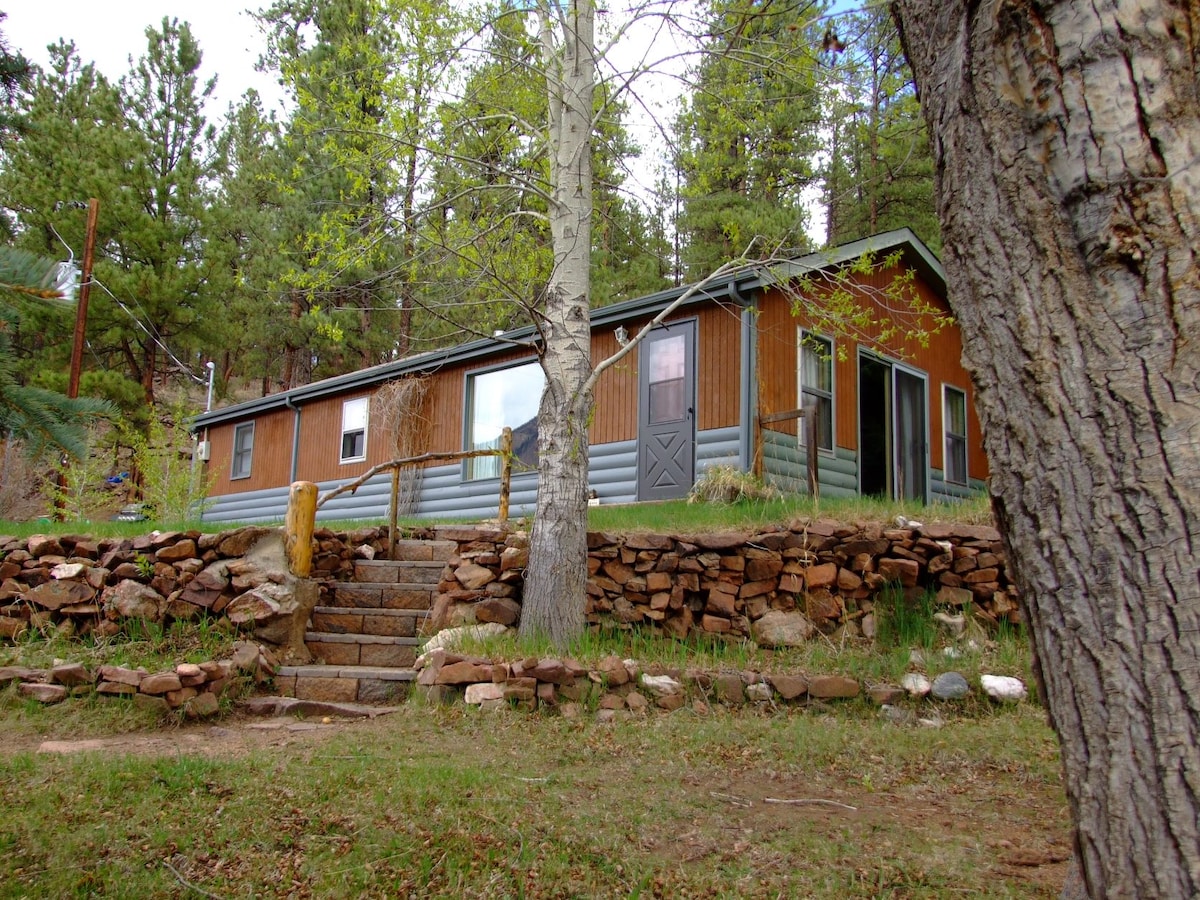 Cozy  3-Bedroom Cabin on Creek with Hot Tub.