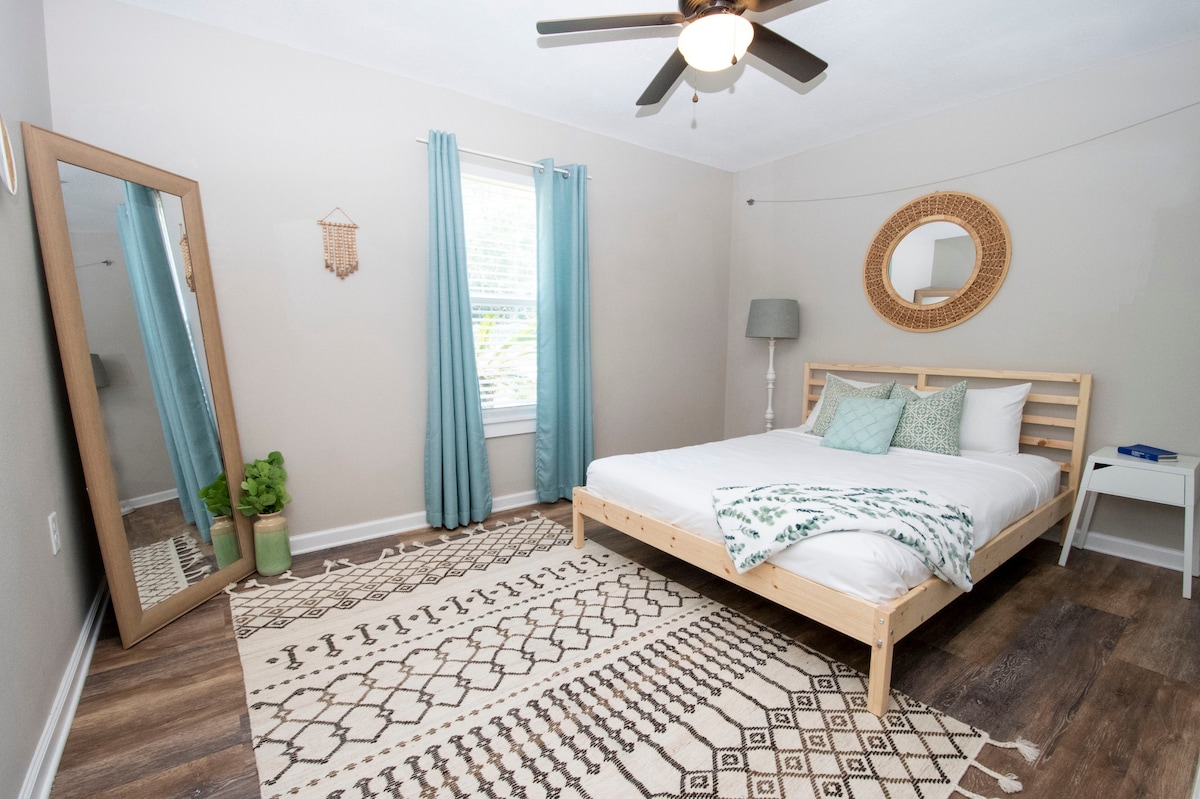 Beach Life Vibe-3 BR-8 miles from Bch-Pets Allowed