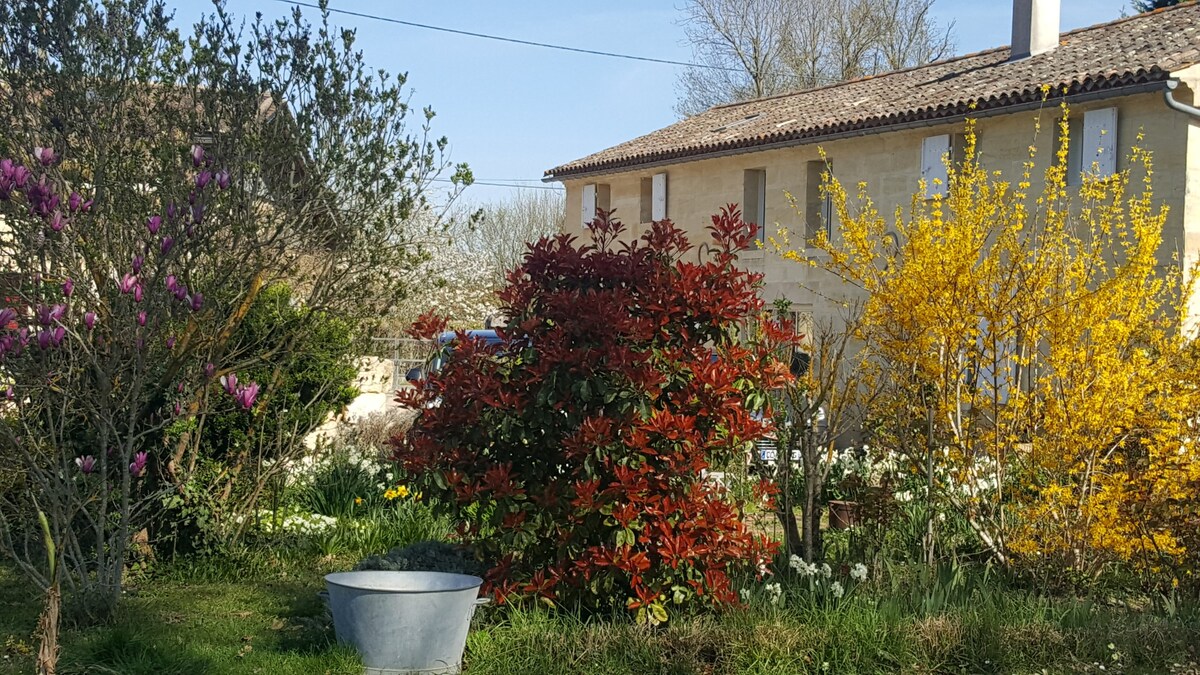 Belle maison en pierre avec piscine et jardin