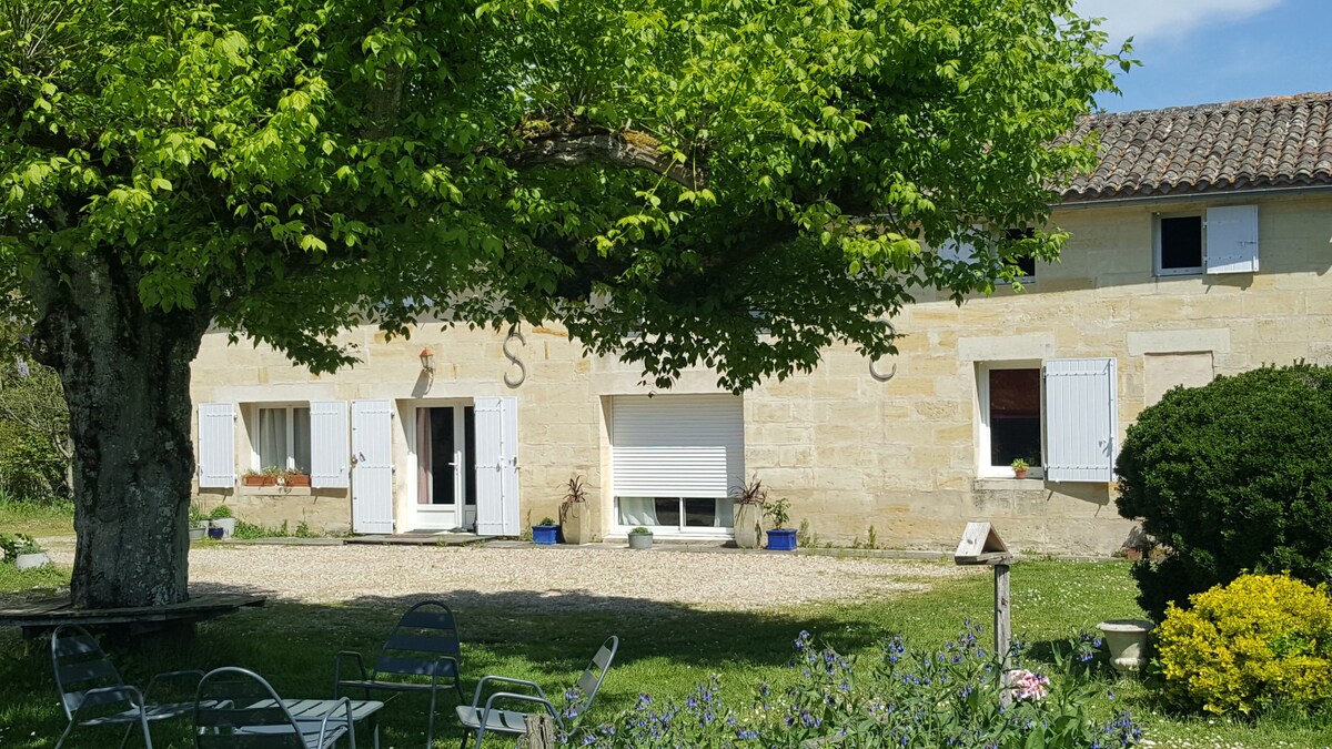 Belle maison en pierre avec piscine et jardin