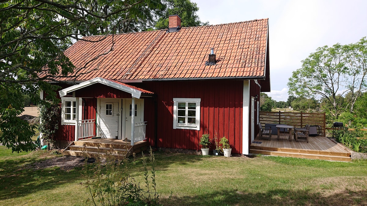 Mysigt hus på landet, nära Roxen