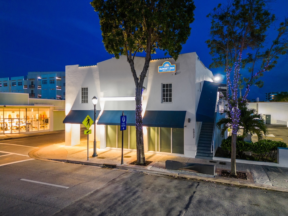 南迈阿密日落酒店（ South Miami 's Sunset Inn ）的舒适度假单间公寓！