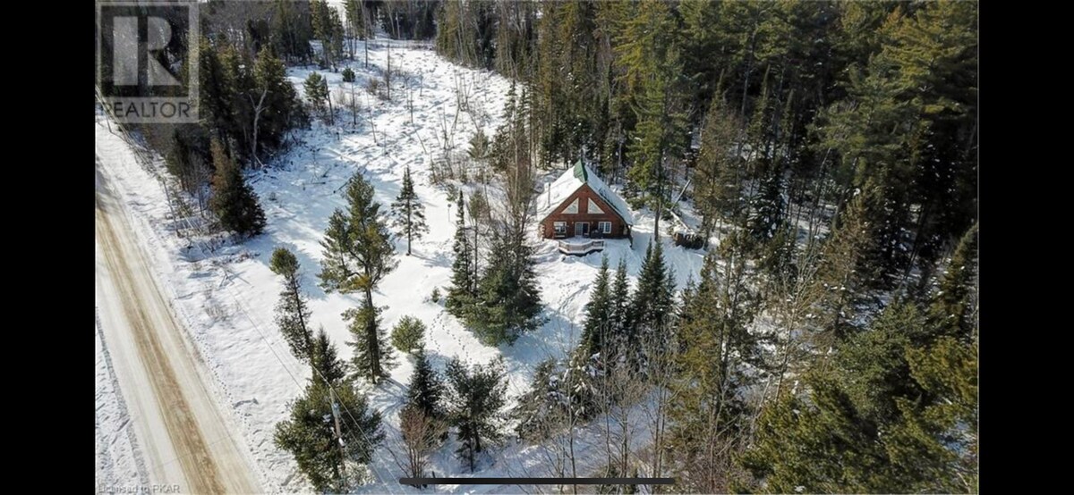 美丽的原木小屋、雪地摩托车和热水浴缸