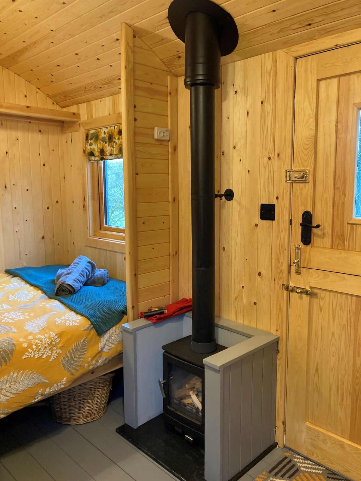 Delightful shepherd hut with indoor woodburner