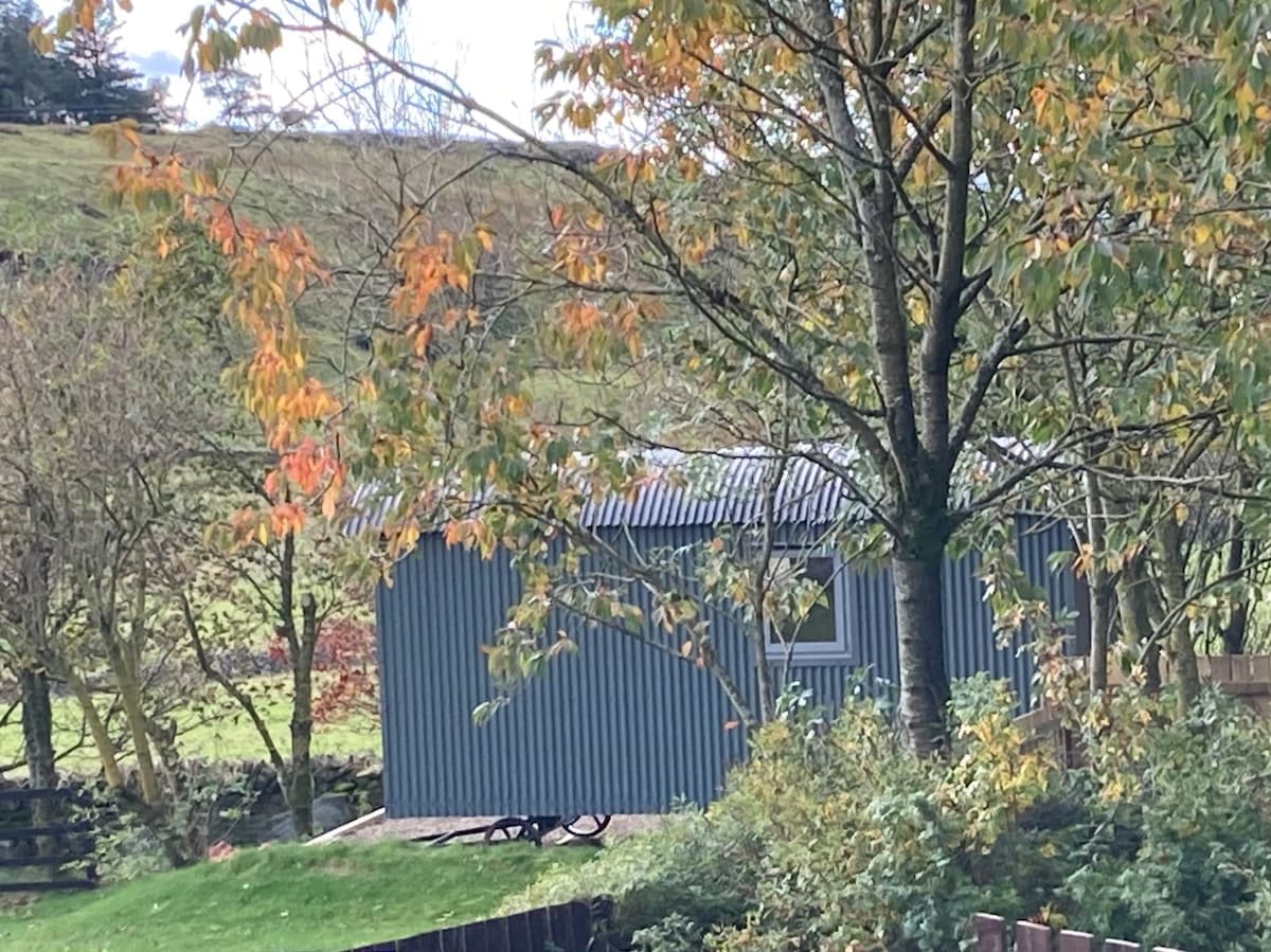 Delightful shepherd hut with indoor woodburner