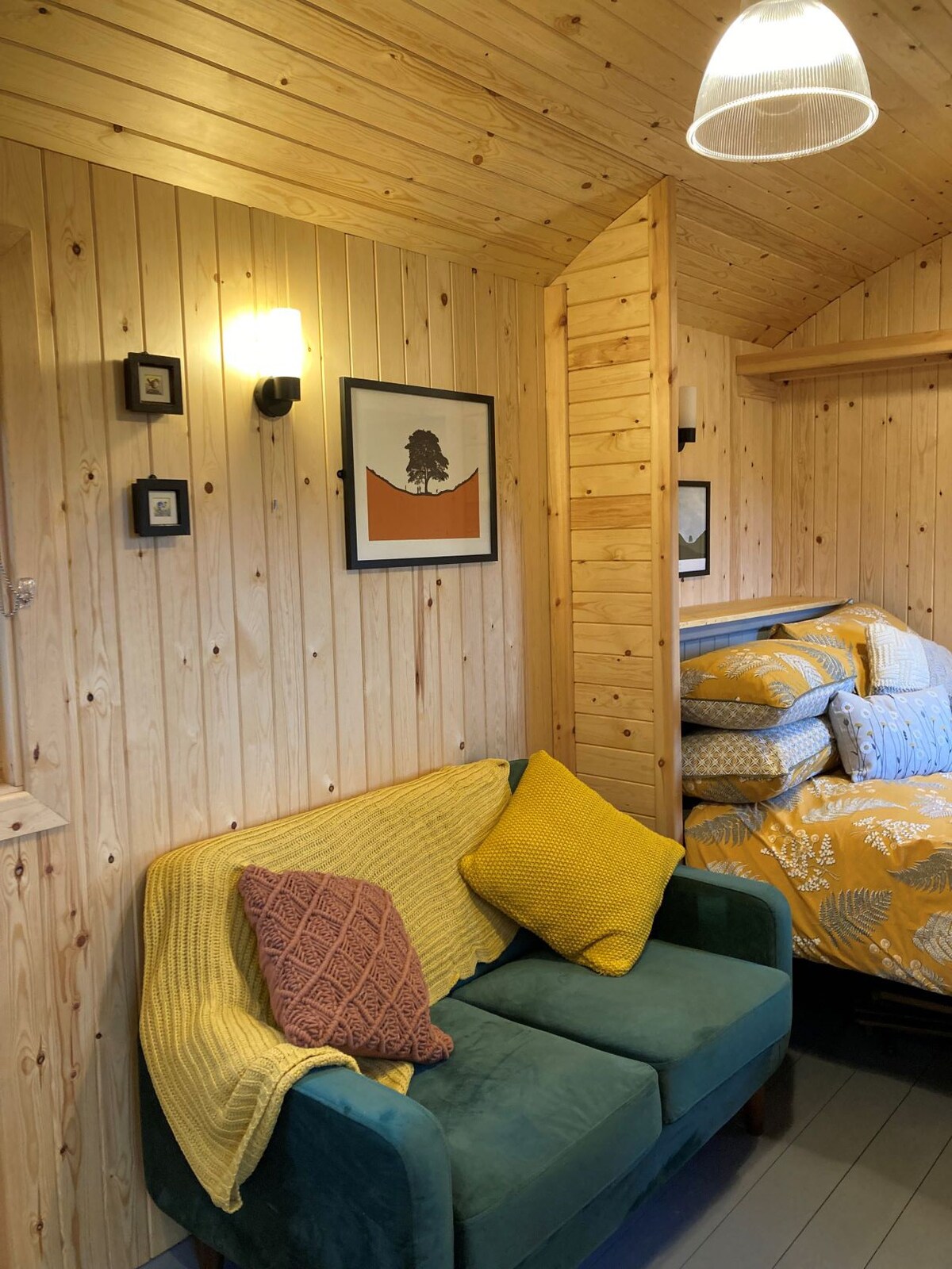 Delightful shepherd hut with indoor woodburner