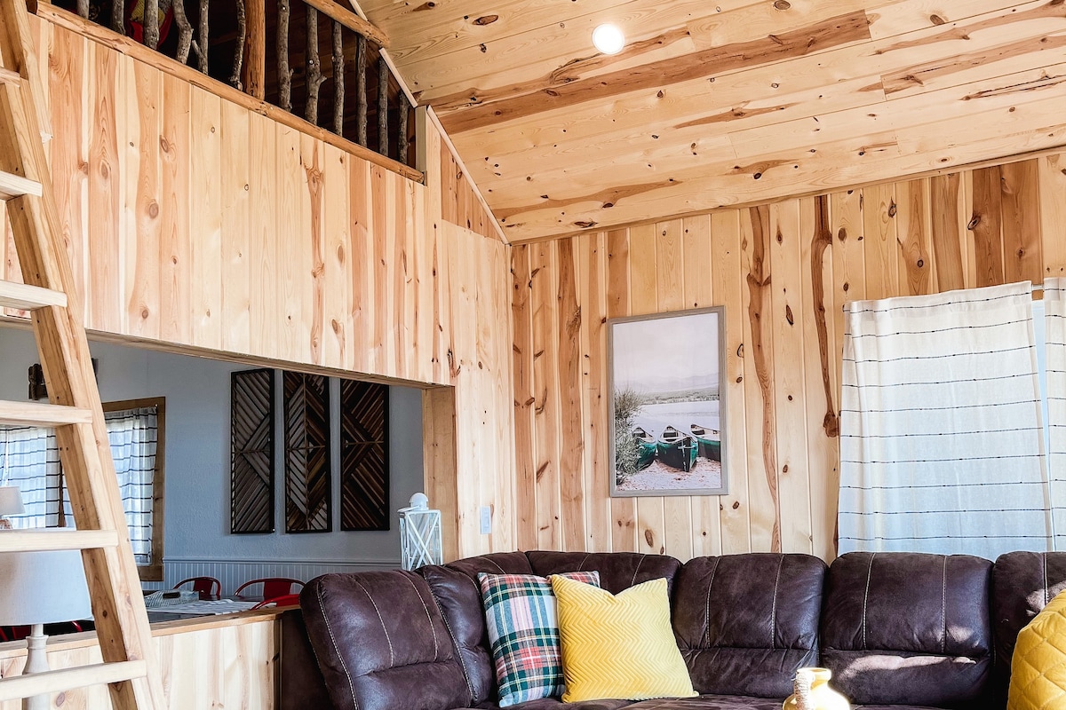 Cheerful, fun & cozy Lake Minnewawa Cabin.