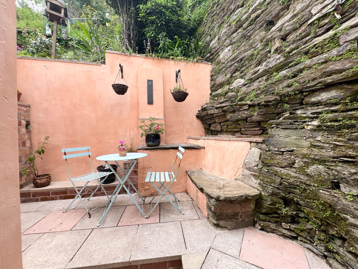 Characterful  2-bed cottage  in the heart of town