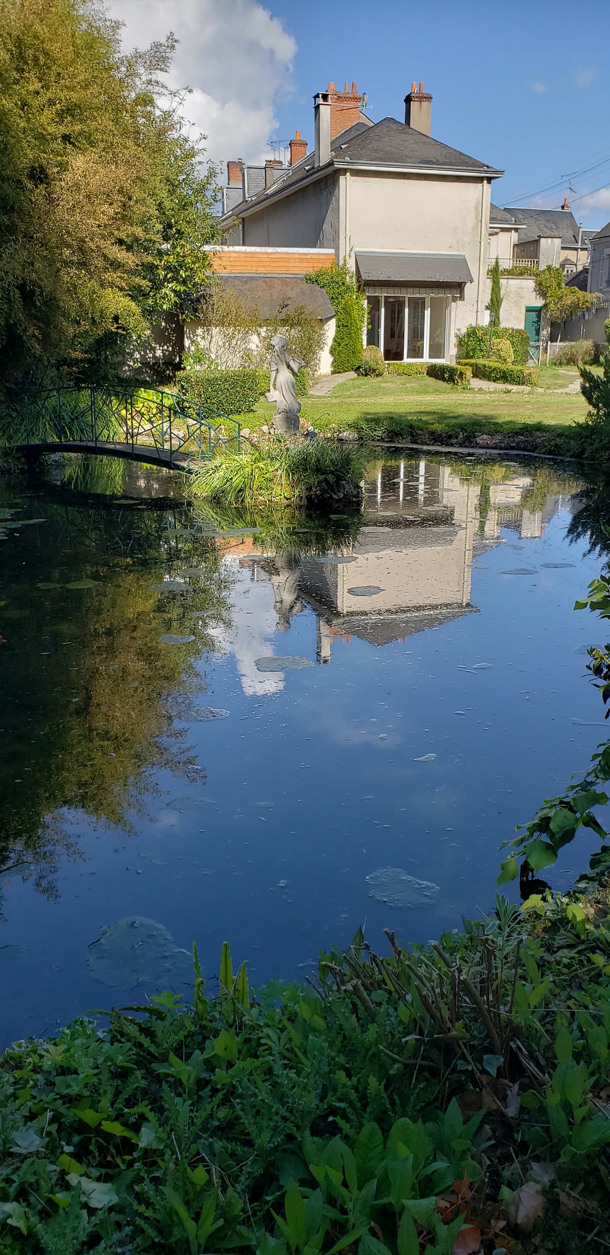 Maison chaleureuse et calme dans un parc arboré