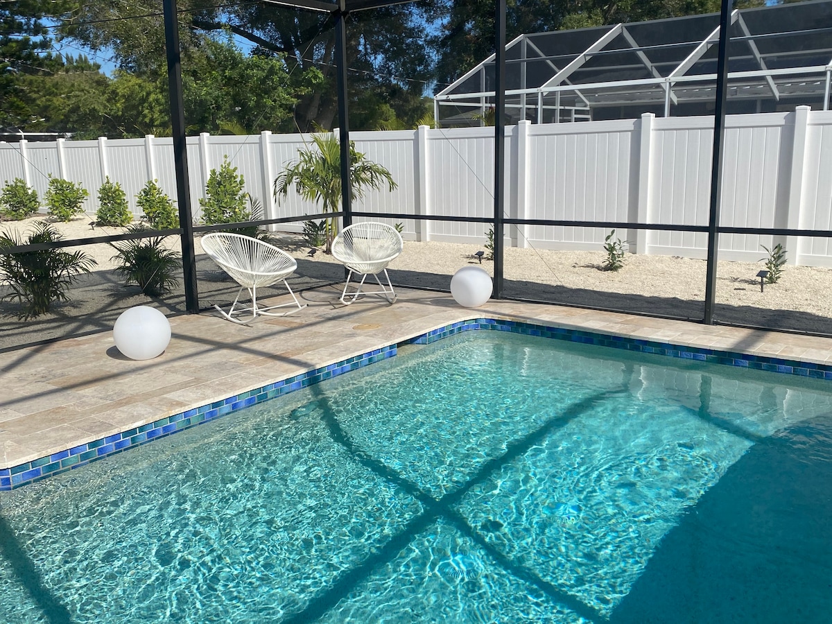 Close to beaches/downtown heated pool quiet street