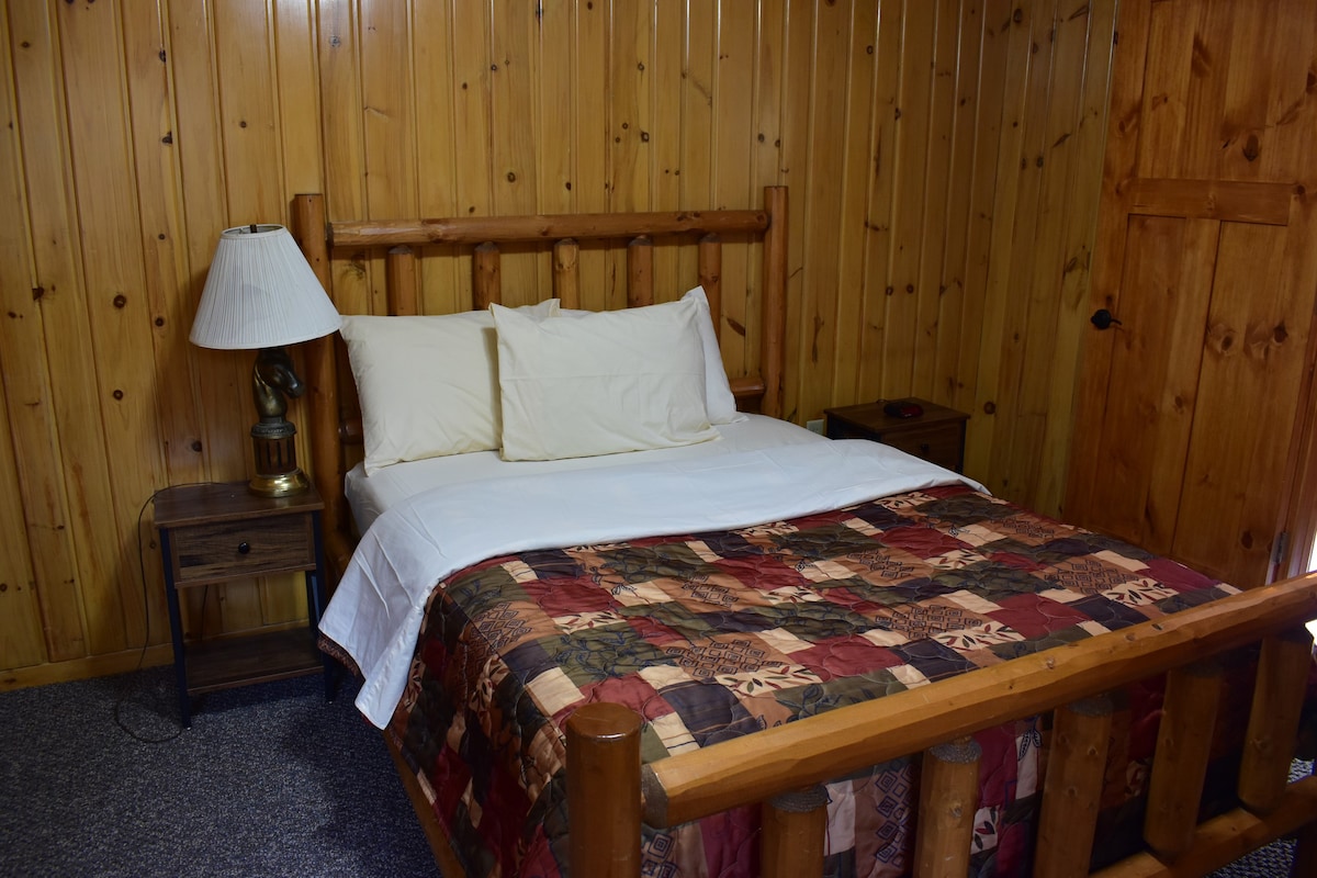 Woodside-2 bedroom rustic cabin sleeps up to 8