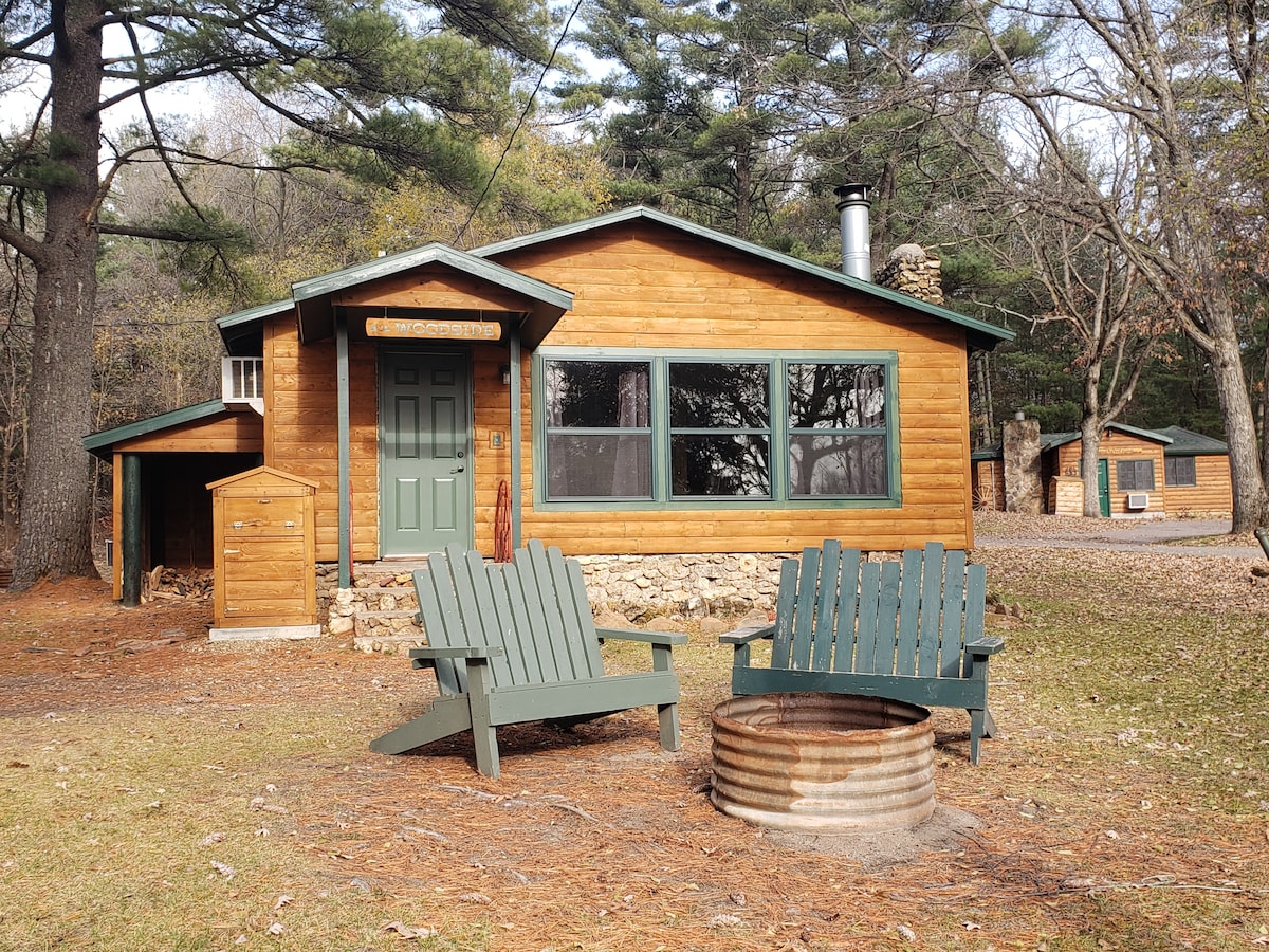 Woodside-2 bedroom rustic cabin sleeps up to 8