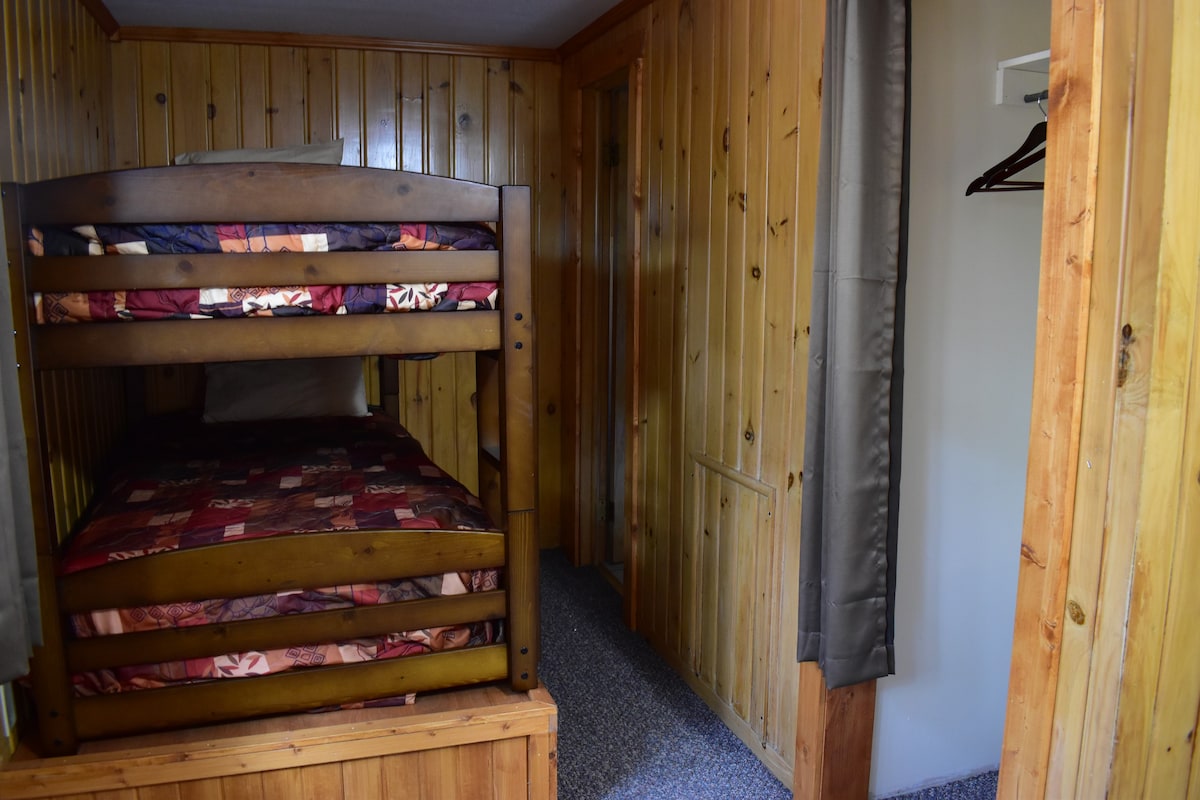 Woodside-2 bedroom rustic cabin sleeps up to 8