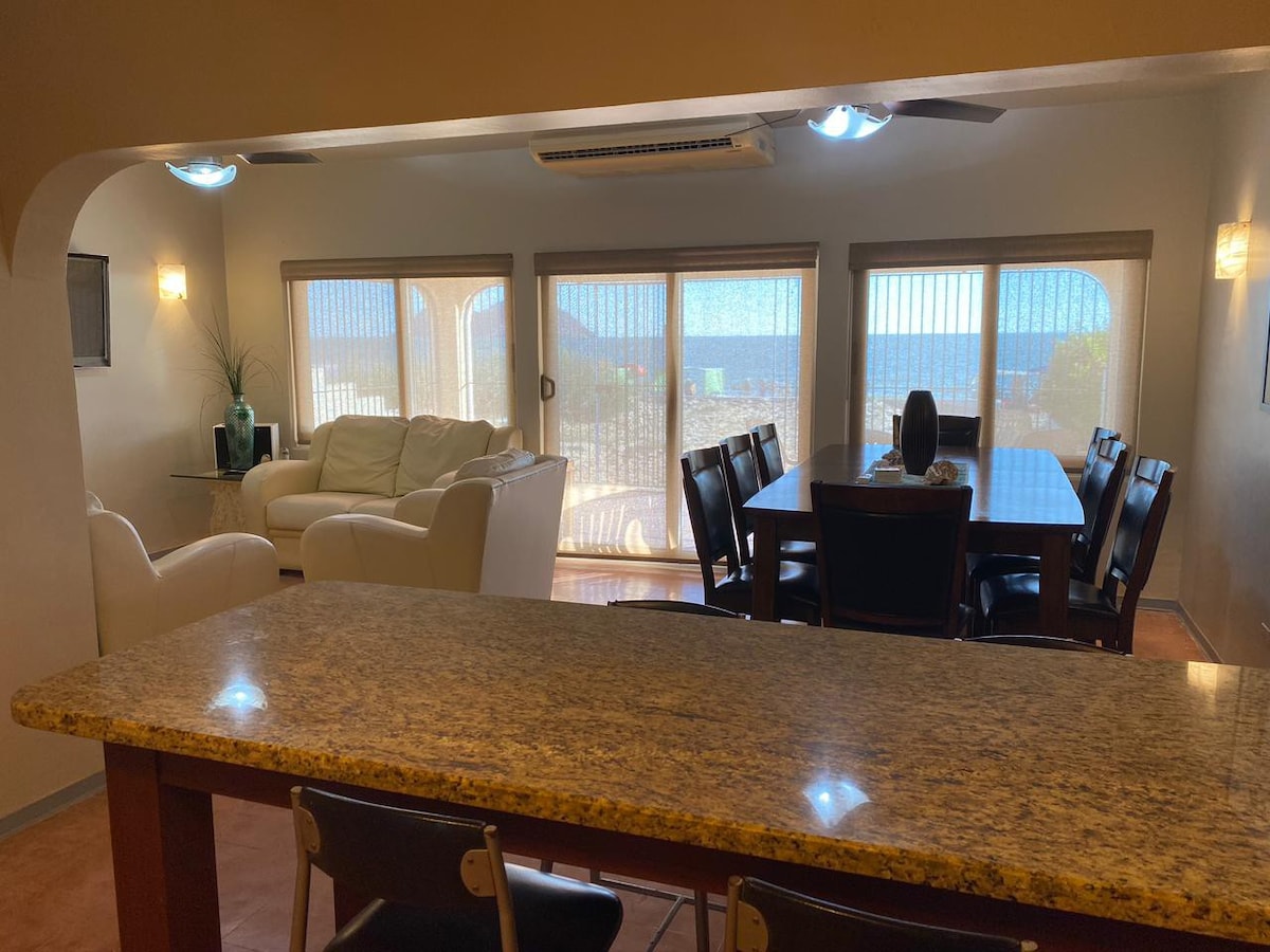 La Sirenita, Beautiful Condo by the Sea