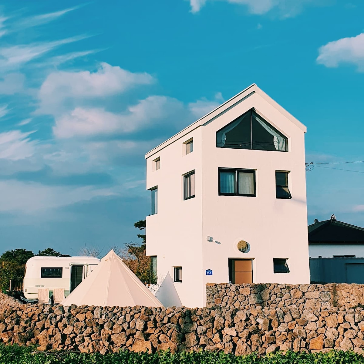 * Gibrigamseong住宿* Dokchae住宿加早餐，在今天的住宿的三层提供新的简约薰衣草