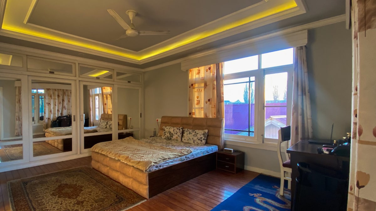 位于斯利那加（ Srinagar ）的舒适房源，带2间客房、免费无线网络和B.F
